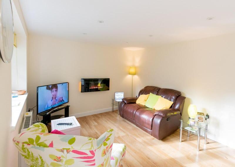 The Retreat, Own Hot Tub, Romantic Escape, Near Lyme Regis