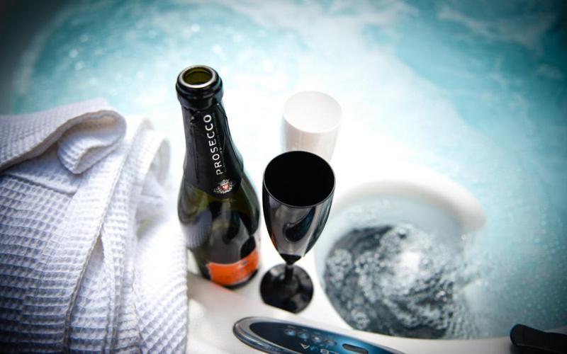 The Retreat, Own Hot Tub, Romantic Escape, Near Holiday home