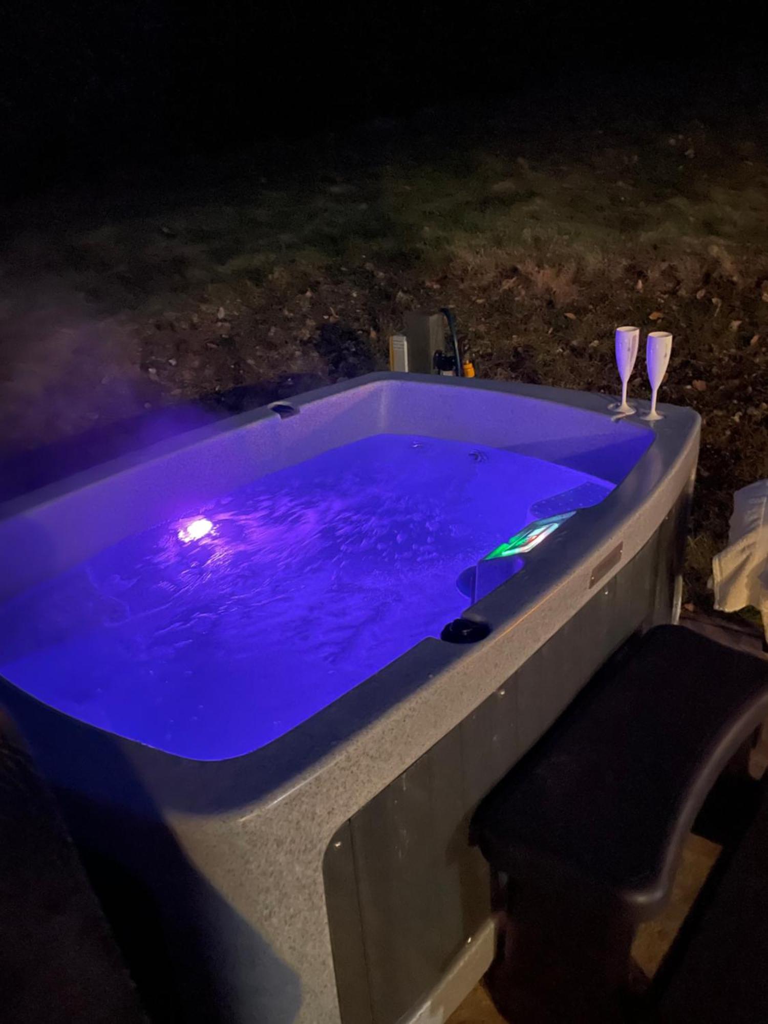The Retreat, Own Hot Tub, Romantic Escape, Near Holiday home Lyme Regis