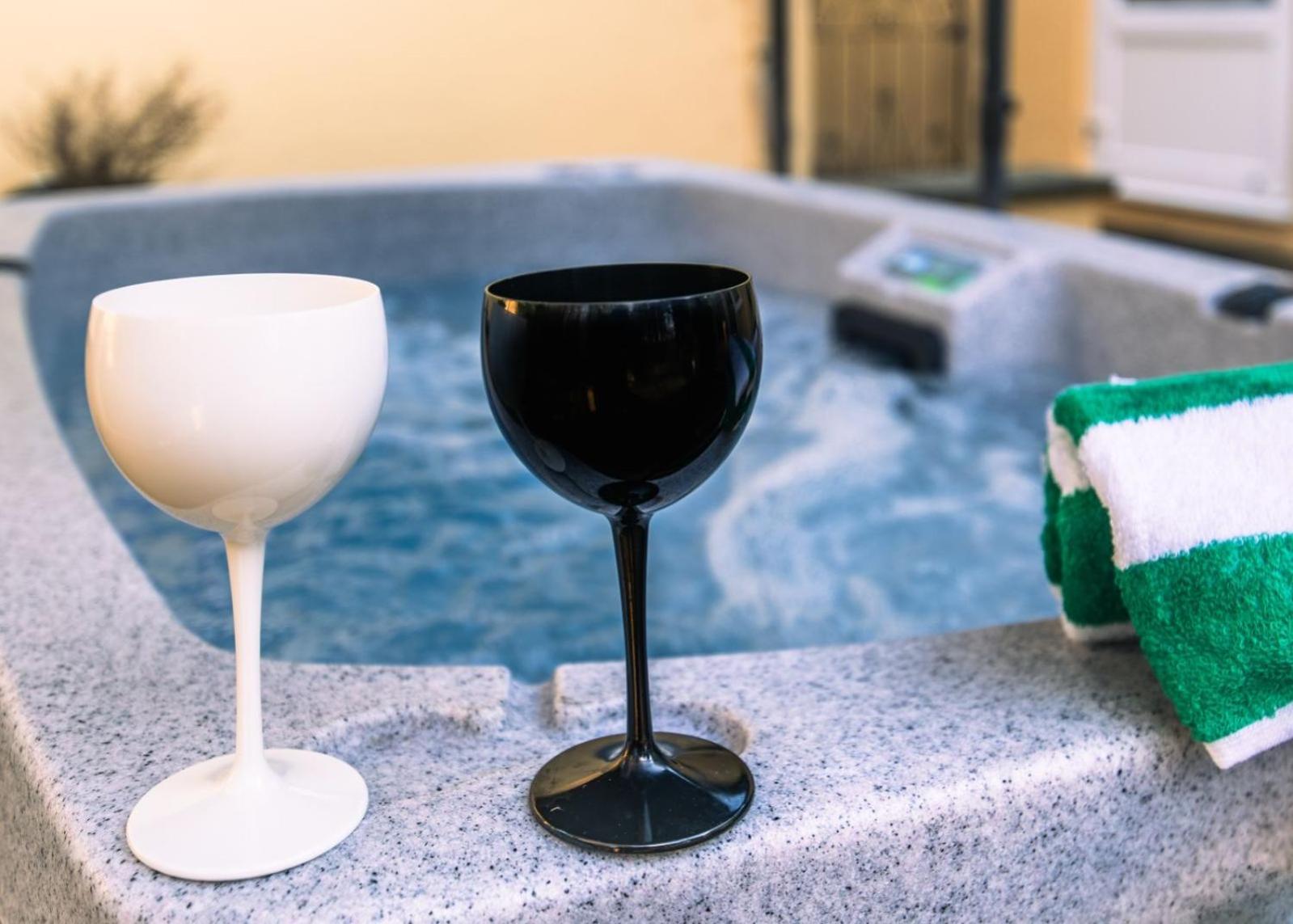 Holiday home The Retreat, Own Hot Tub, Romantic Escape, Near