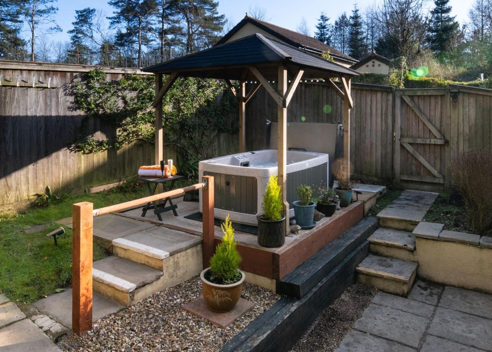 The Retreat, Own Hot Tub, Romantic Escape, Near Holiday home