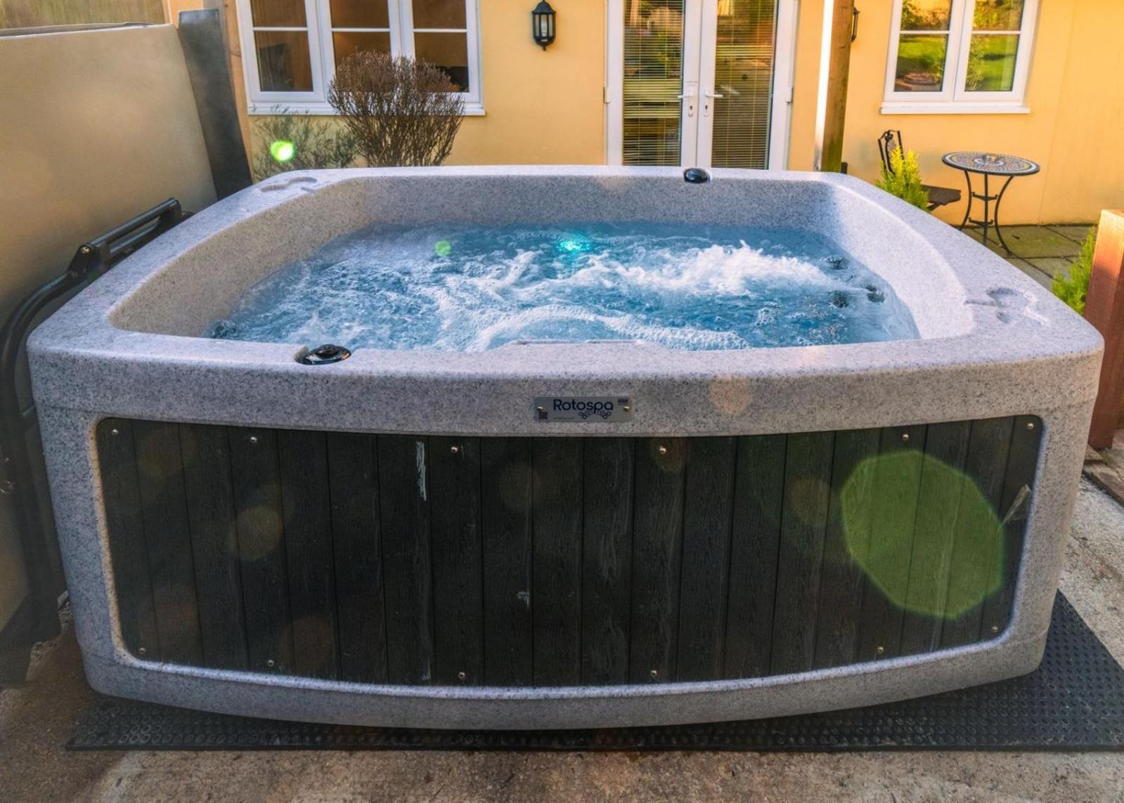 The Retreat, Own Hot Tub, Romantic Escape, Near *